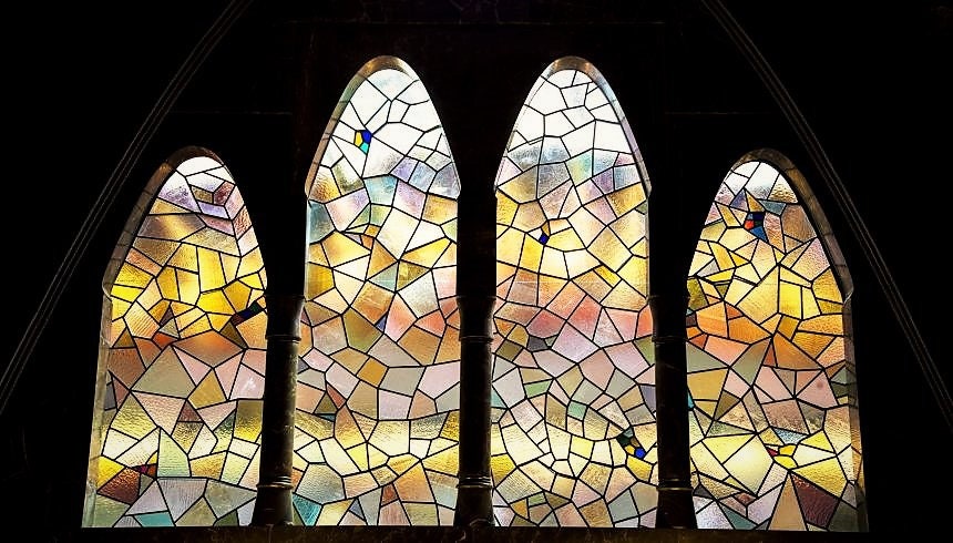 foulard de seda largo estampado en mosaico de colores cálidos. inspirado en modernismo de gaudí de barcelona 7