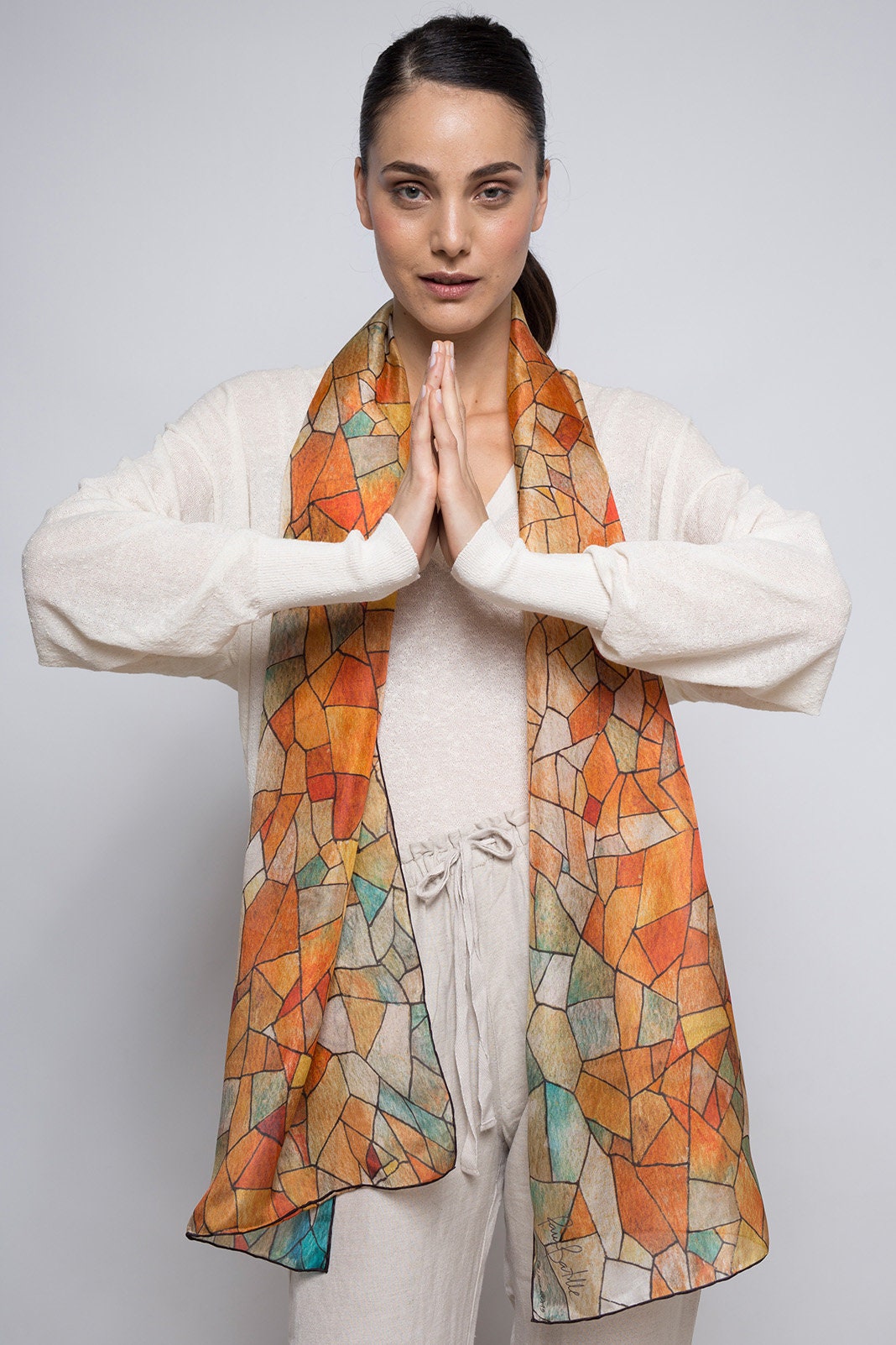 foulard de seda largo estampado en mosaico de colores cálidos. inspirado en modernismo de gaudí de barcelona 2