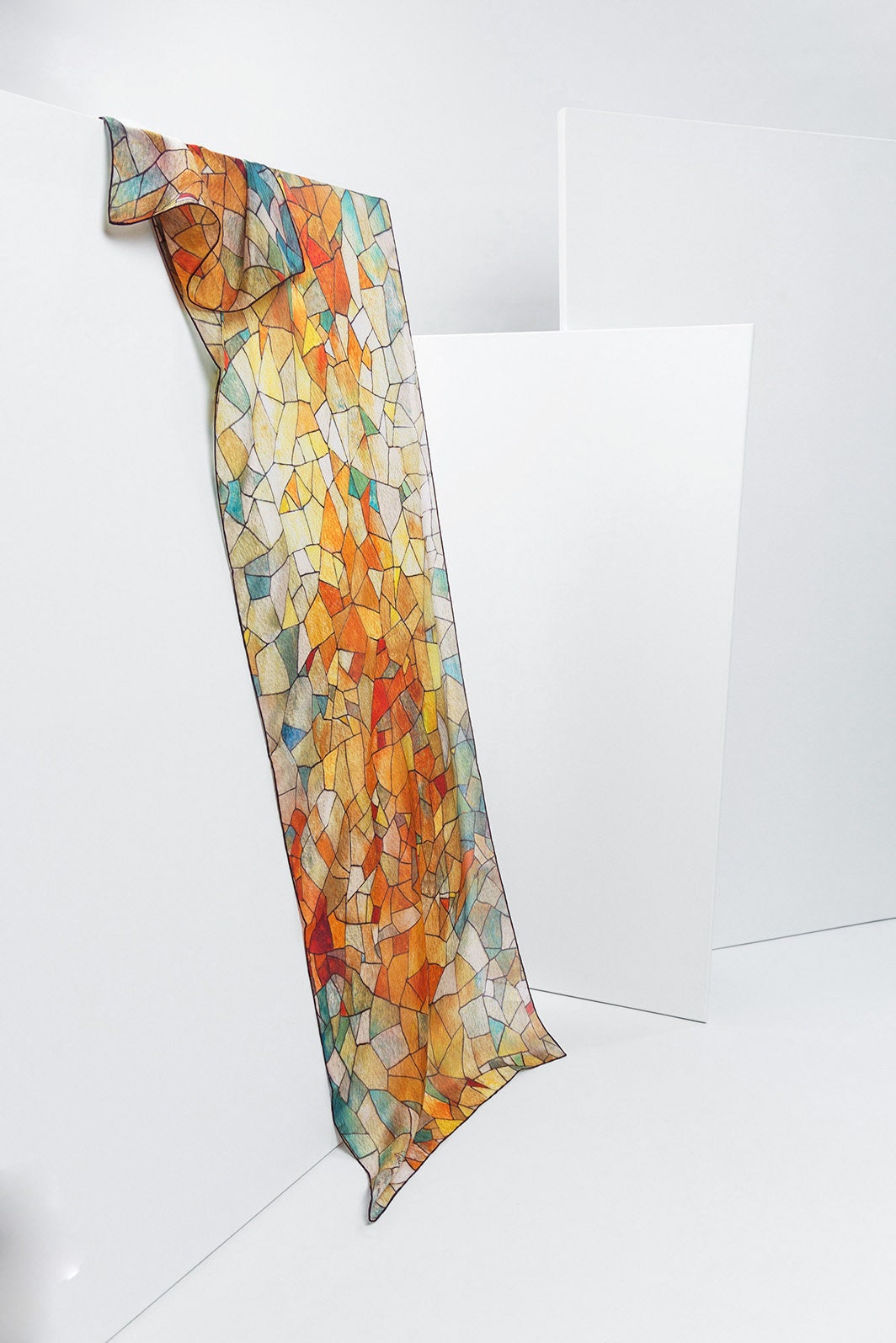 foulard de seda largo estampado en mosaico de colores cálidos. inspirado en modernismo de gaudí de barcelona 1