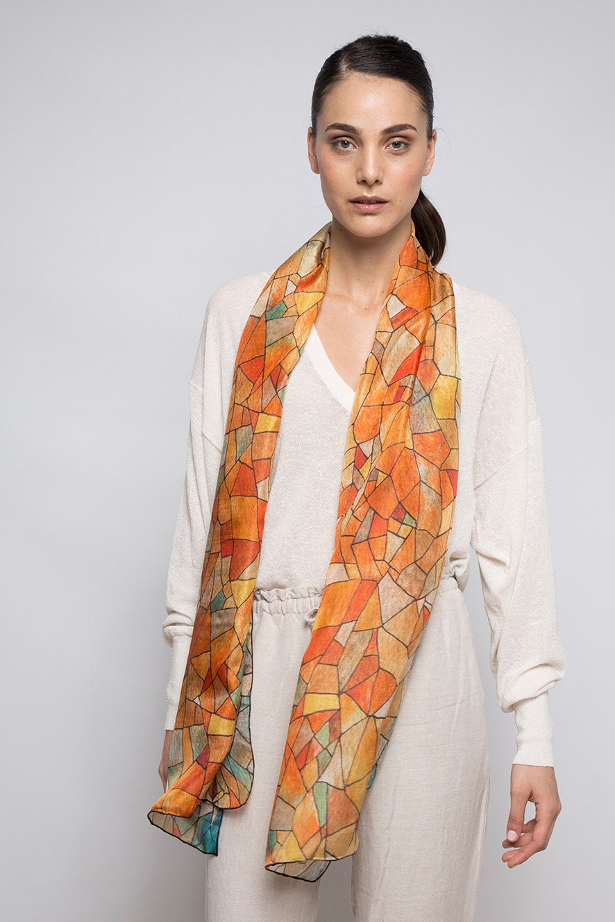 foulard de seda largo estampado en mosaico de colores cálidos. inspirado en modernismo de gaudí de barcelona 6