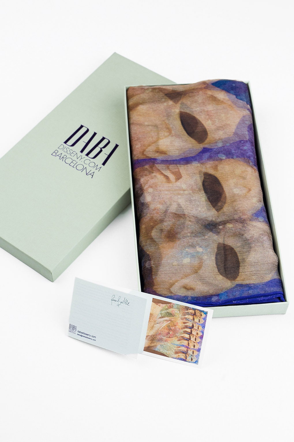 foulard de seda largo estampado en mosaico de colores cálidos. inspirado en modernismo de gaudí de barcelona 9