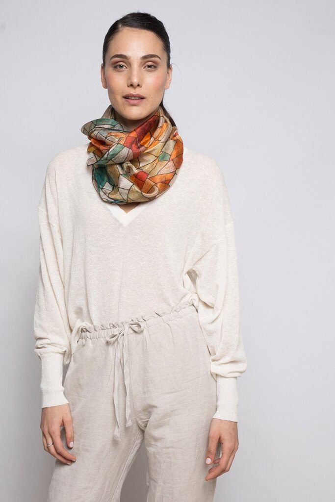 Foulard de seda largo estampado en mosaico de colores cálidos. Inspirado en modernismo de Gaudí de Barcelona 0|