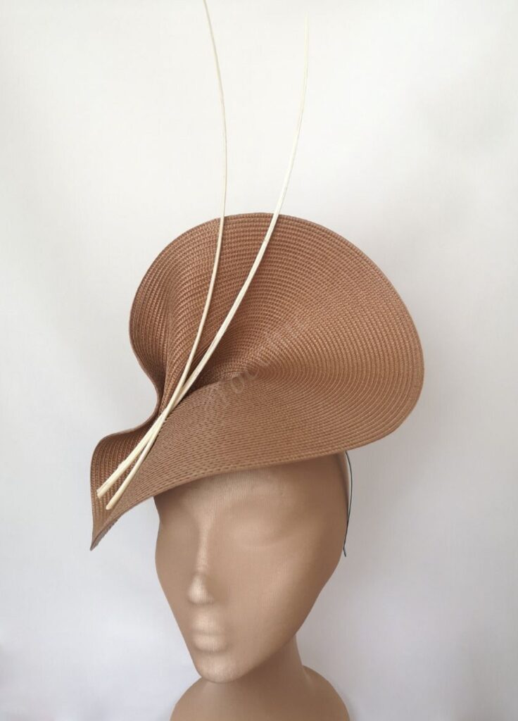 Tocado de madrina de boda beige y crema - sombreros de boda madre novia beige - tocado para boda con plumas - tocado invitada perfecta camel 7