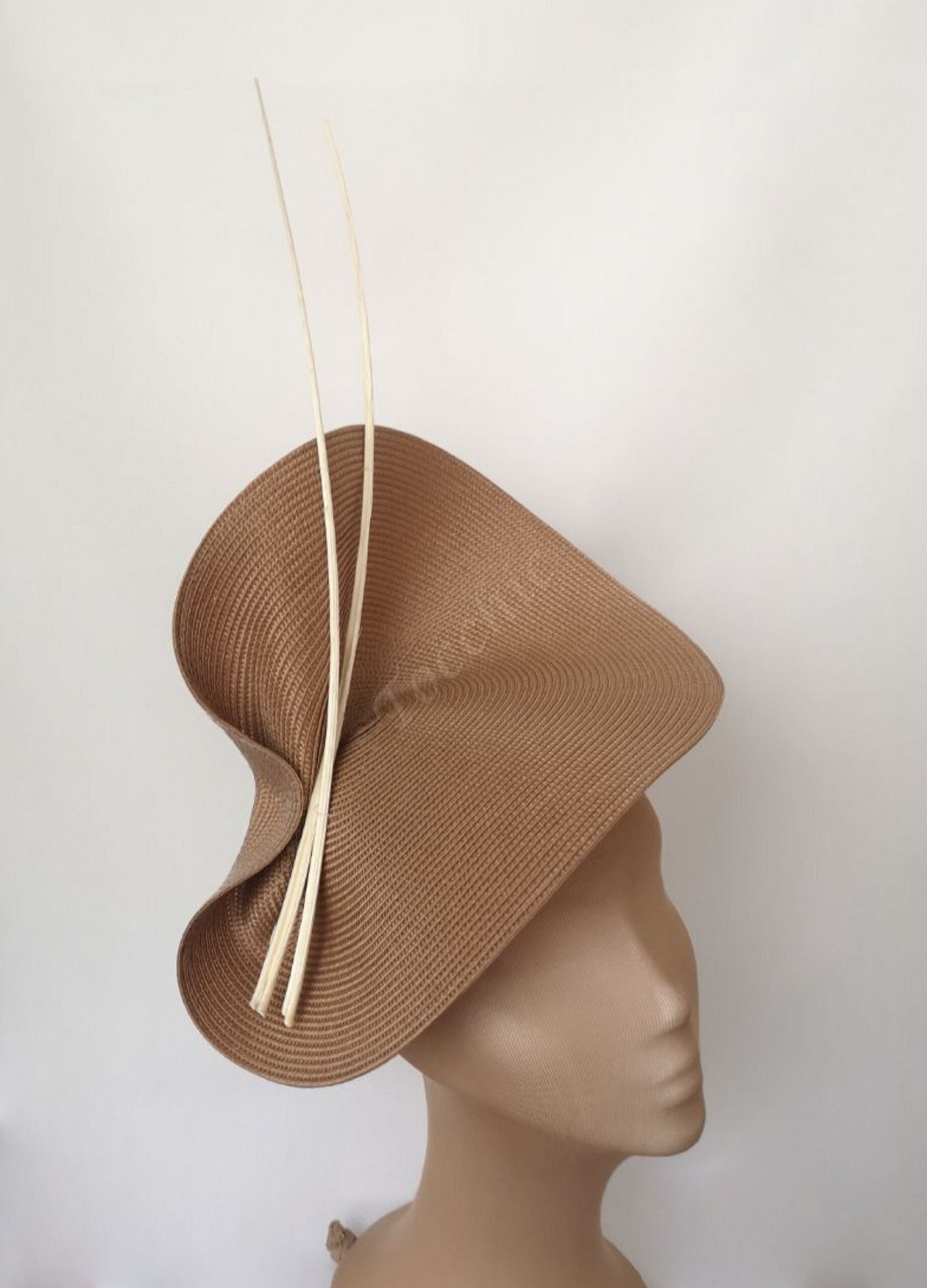 tocado de madrina de boda beige y crema sombreros de boda madre novia beige tocado para boda con plumas tocado invitada perfecta camel 8