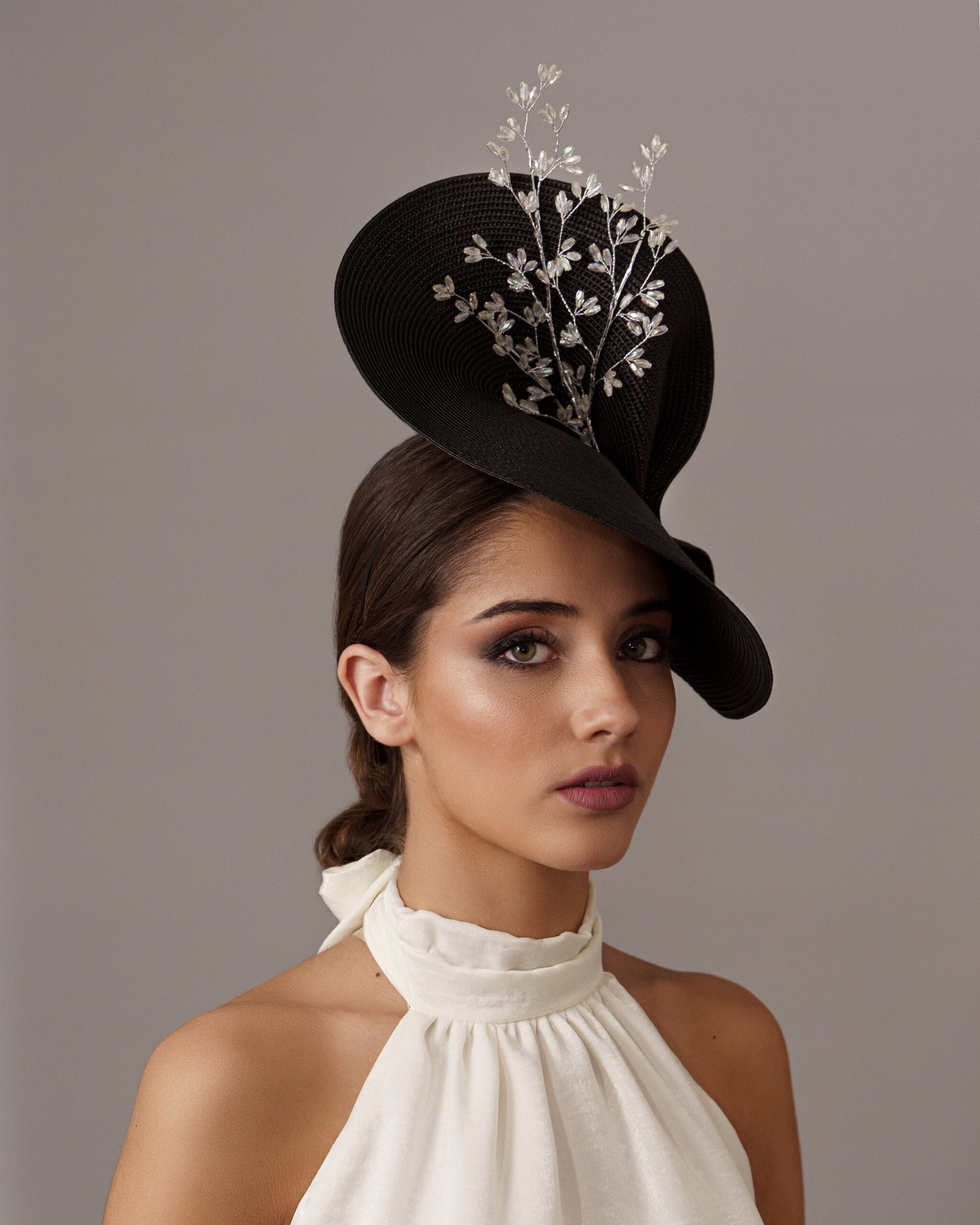 tocado negro y blanco con piedras, tocado joya plateado y negro, invitada boda plateado, tocado para boda, tocado invitada perfecta de boda 3