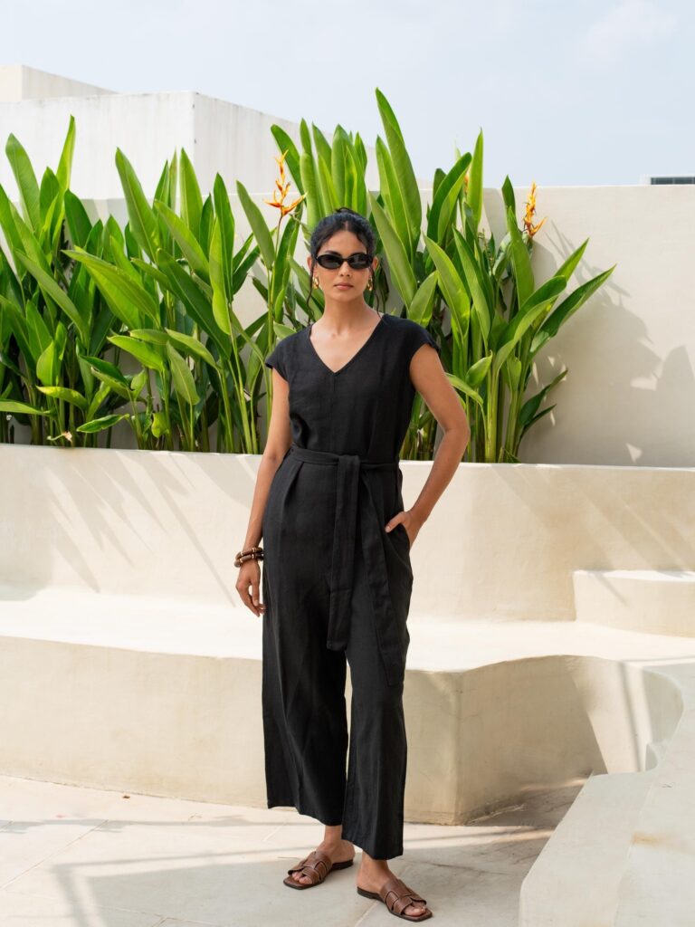 Mono de lino con mangas cortas: mono con cuello en V, cinturón y bolsillos 1