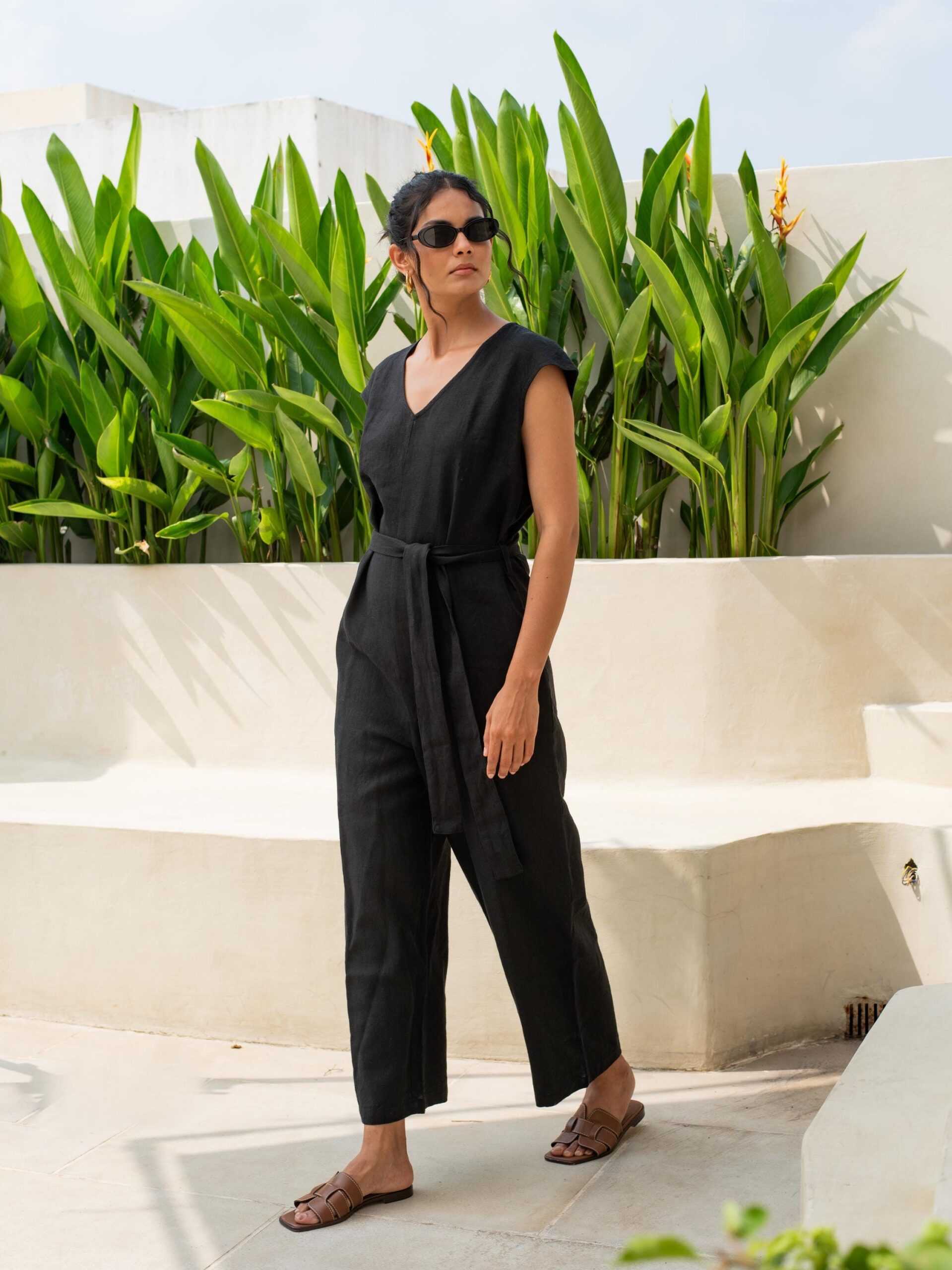 mono de lino con mangas cortas: mono con cuello en v, cinturón y bolsillos 3