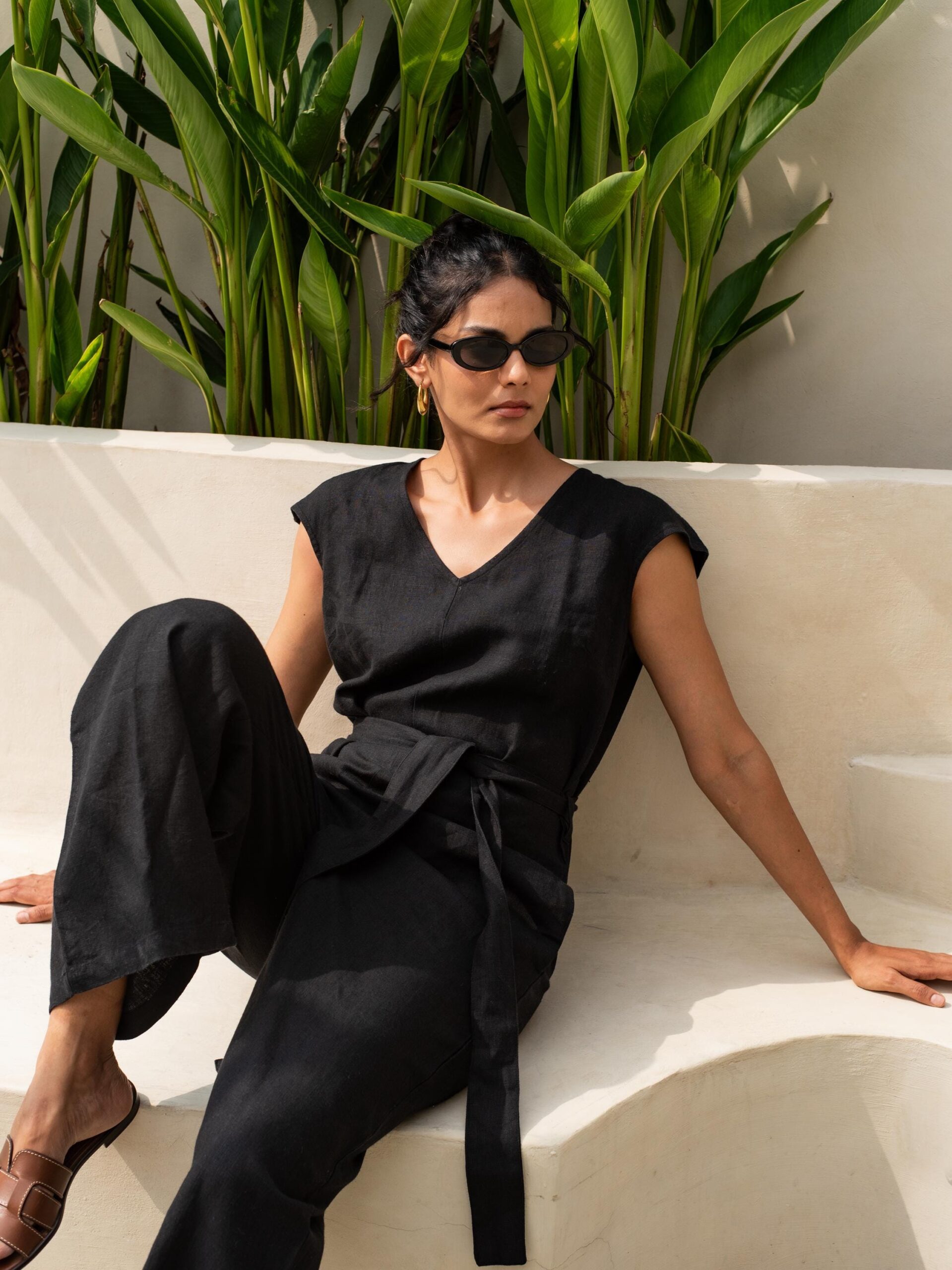 mono de lino con mangas cortas: mono con cuello en v, cinturón y bolsillos 7